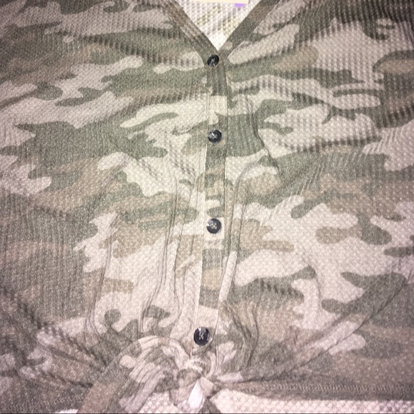 Camouflage Button-Front Crop Style Top - Picture 4 of 6
